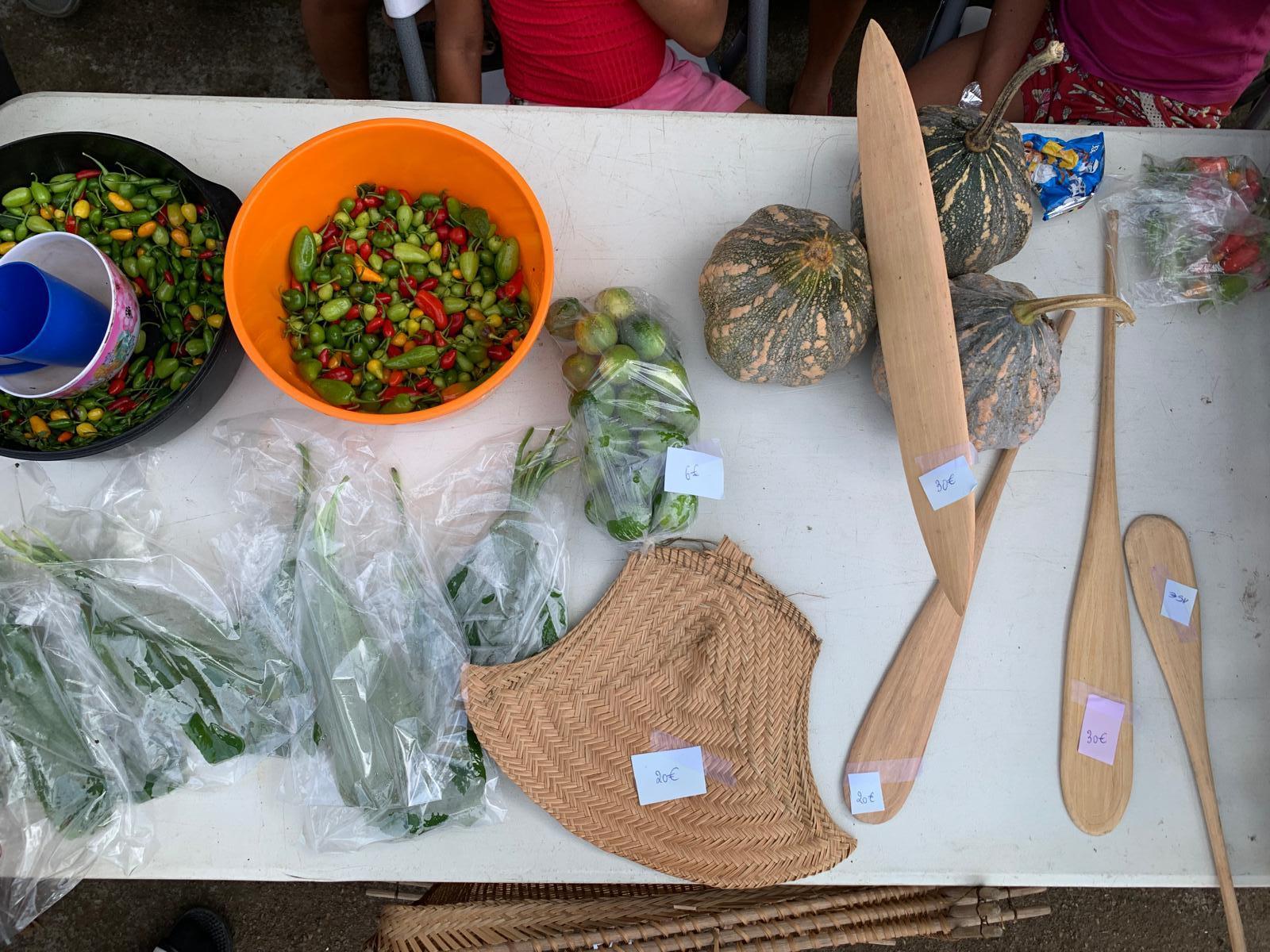 Photo de produits frais et vannerie artisanale.