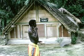Bertrant PINSON devant la maison du Gaanman TOLINGA dans les années 68 ©JPMenuu