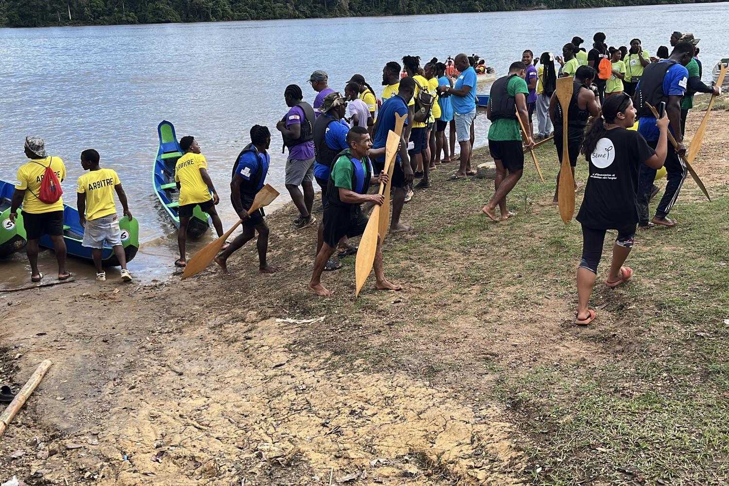 Préparation à la course en pirogue